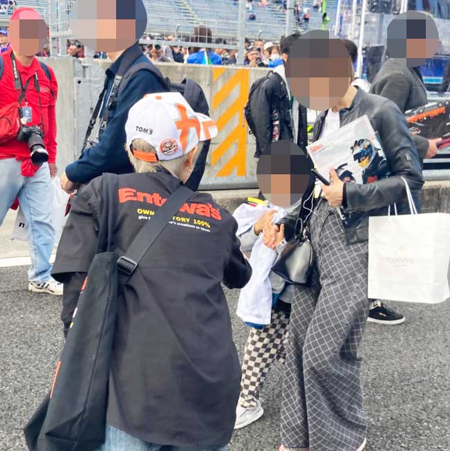 缶バッジの現地配布