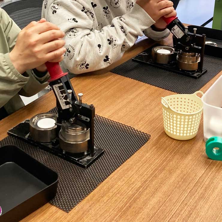 エントワ工場見学-缶バッジ体験