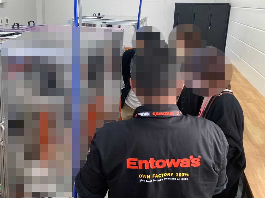 エントワ工場見学-完全自動缶バッジマシーン