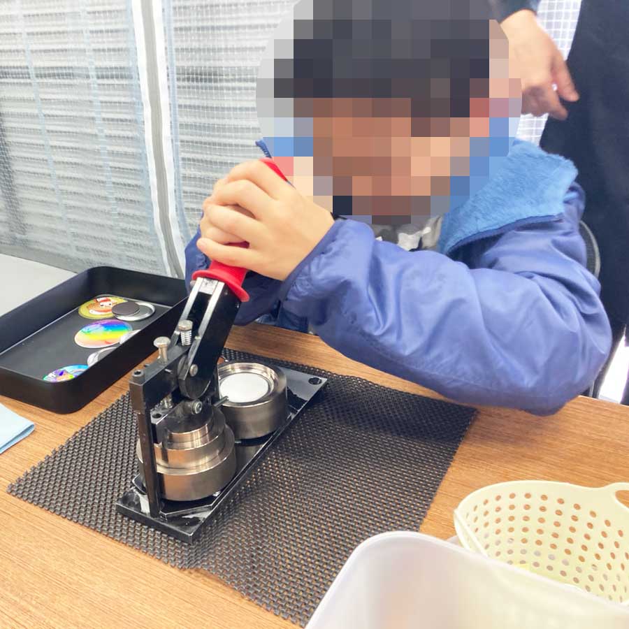 エントワ工場見学-缶バッジ体験