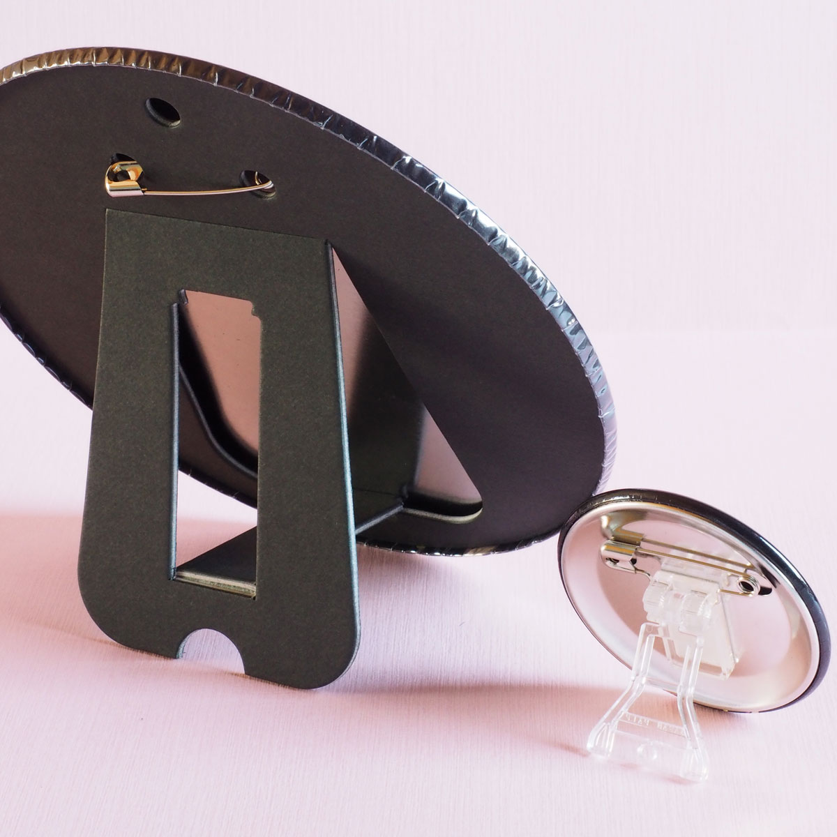 円型57mm・円型150mmの缶バッジの裏側