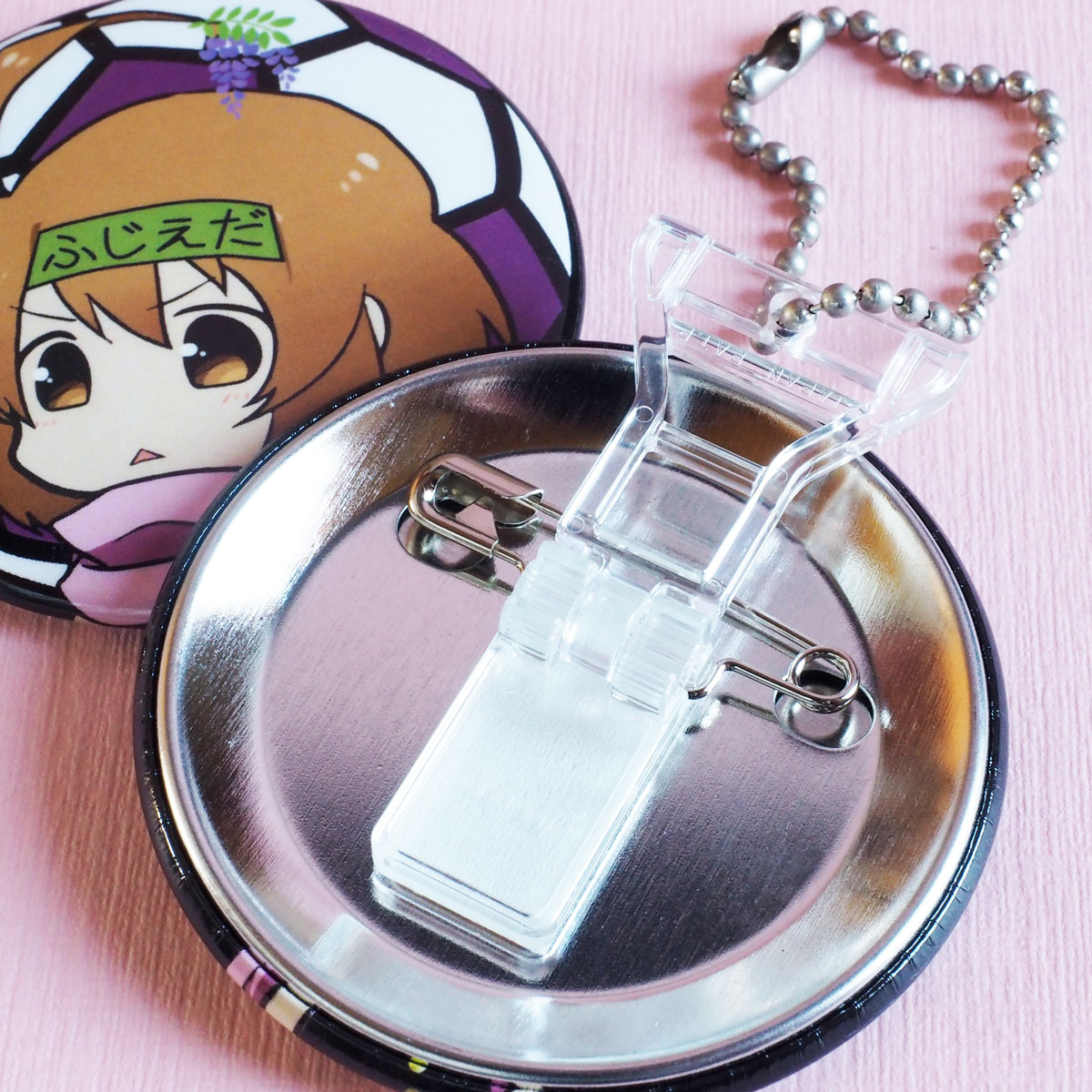 円型57mmの缶バッジの裏側