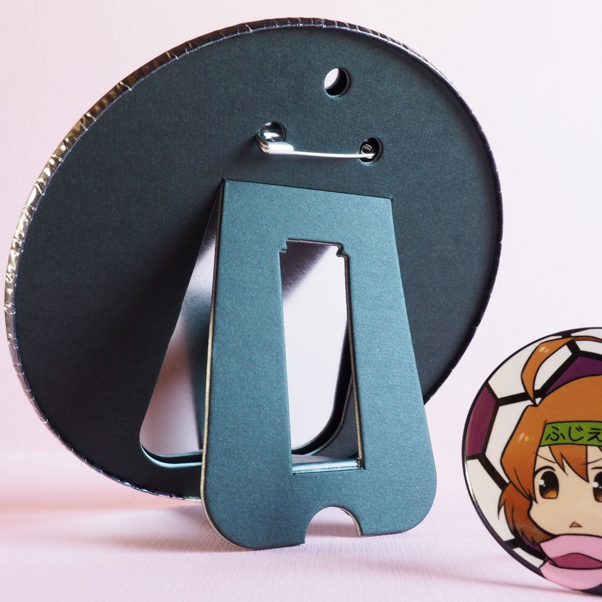 円型150mmの缶バッジの裏側