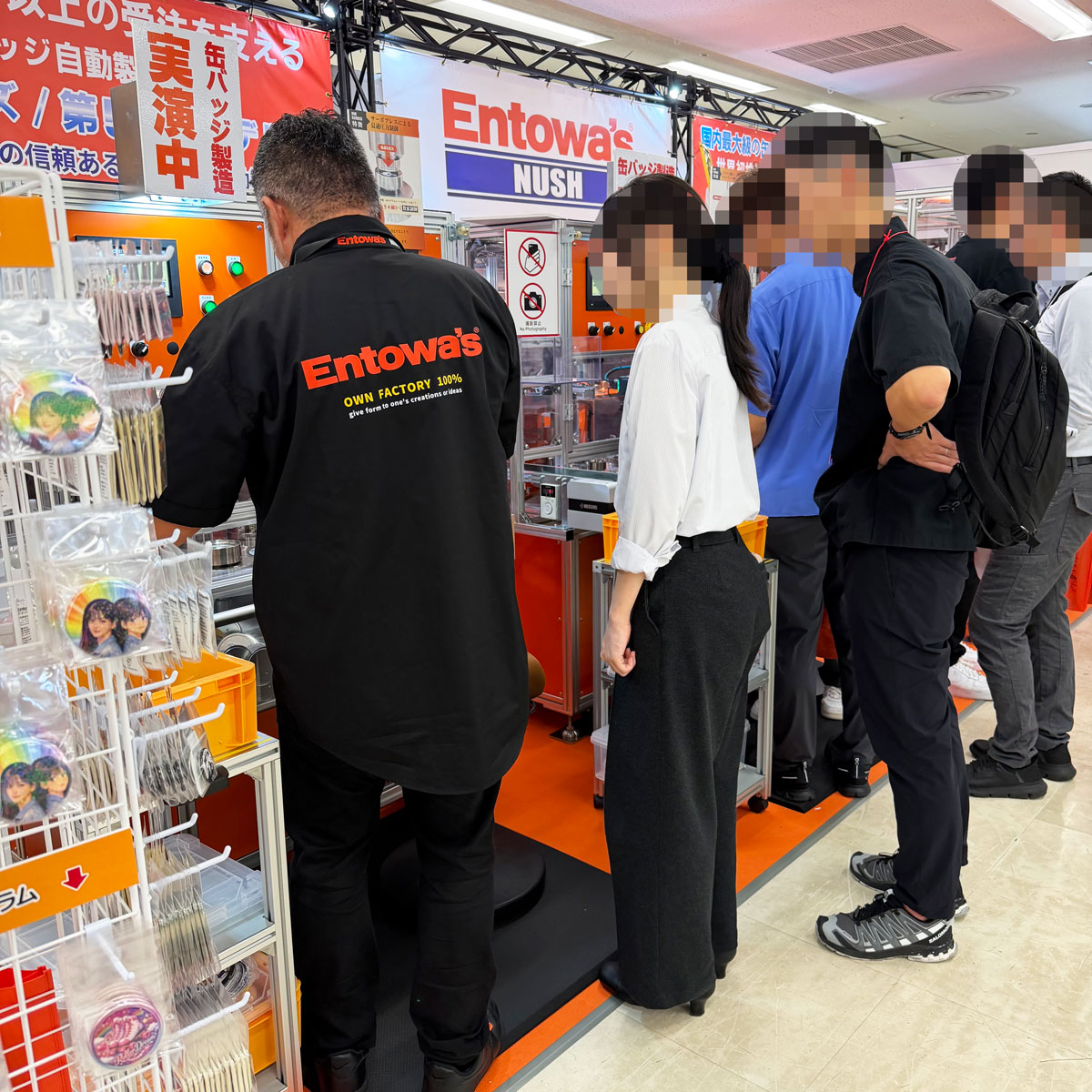 エントワーズブースで機械を見る来場者