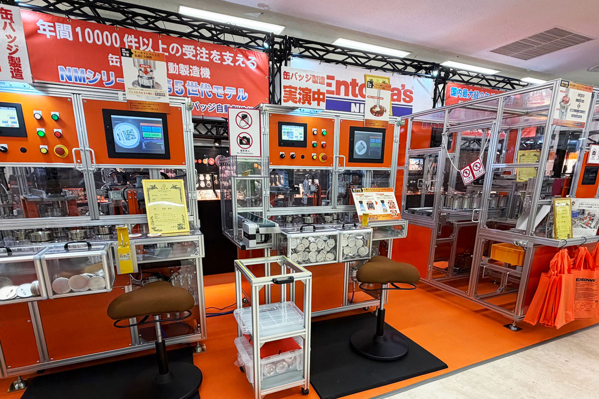NM-4000による缶バッジ製造デモンストレーション
